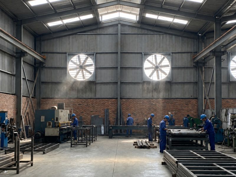 Quạt hút vuông gắn tường là lựa chọn tối ưu lưu lượng cho không gian mở, dễ lắp đặt và ít tổn thất áp suất.