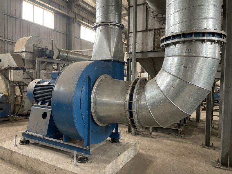 Quạt ly tâm tạo đủ cột áp cần thiết để thắng lực cản từ đường ống dài, co cút chuyển hướng và các tầng lọc bụi.