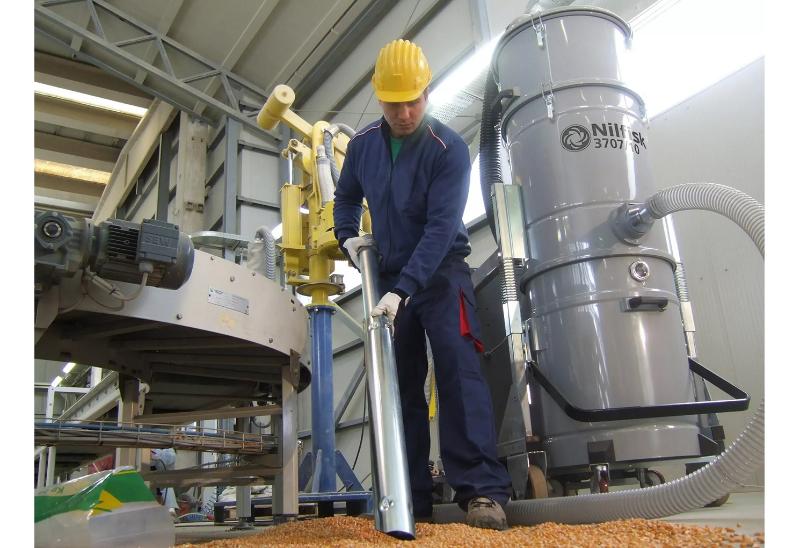 Máy hút bụi công nghiệp 3 pha được sử dụng để thu gom nguyên liệu và bụi bẩn trong nhà xưởng