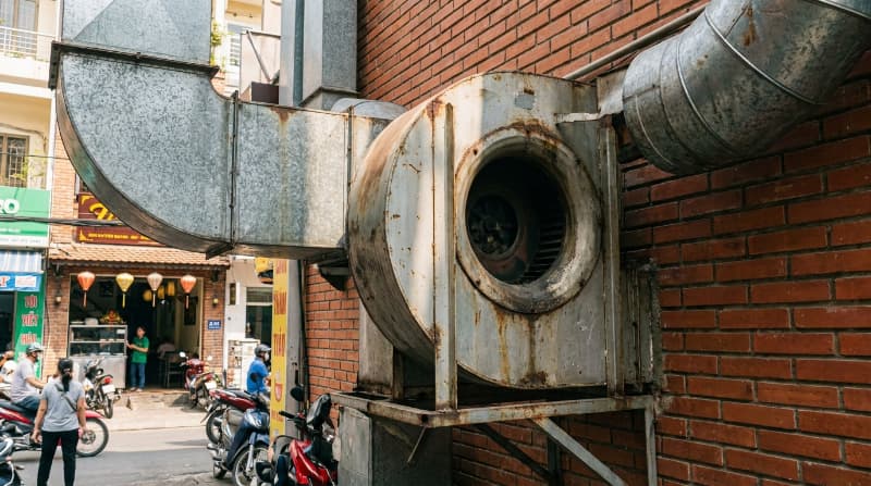 Quạt ly tâm hút khói bếp 7 Bỏ qua vệ sinh lưới lọc và bảo dưỡng quạt định kỳ khiến hệ thống giảm lực hút và gây ồn lớn.