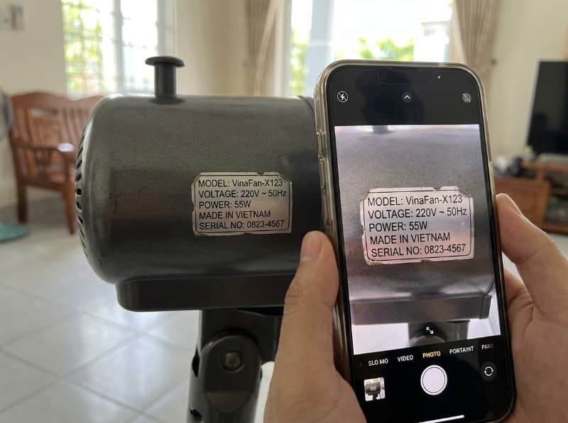 Chụp tem thông số model giúp chọn chính xác phụ tùng quạt điện Hà Nội tương thích hoàn toàn.