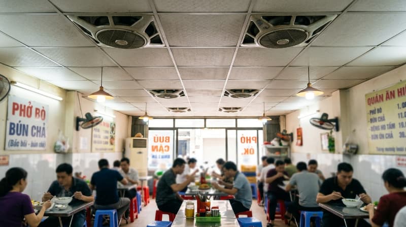 Hệ thống quạt hút thông gió lắp đặt đồng bộ tại khu vực bàn ăn giúp loại bỏ mùi khói, mùi lẩu và hơi ẩm liên tục.