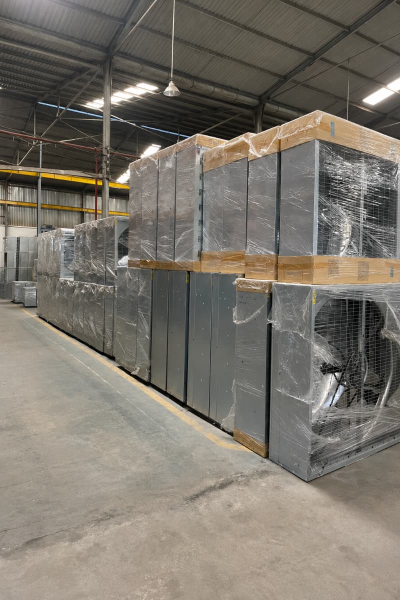 Quạt hút công nghiệp 1220x1220 được đóng gói tại kho, sẵn sàng vận chuyển đến công trình.