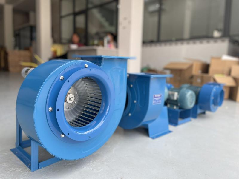 Hệ thống quạt hút công nghiệp sử dụng quạt ly tâm để vận chuyển khí qua đường ống với áp suất ổn định