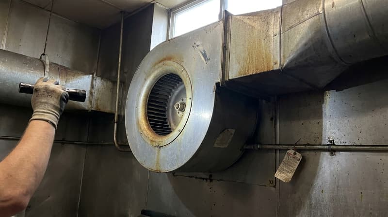 Quạt ly tâm hút khói bếp 2 Quạt ly tâm hút khói bếp giúp nhà hàng xử lý lượng khói lớn qua đường ống dài nhiều trở lực.