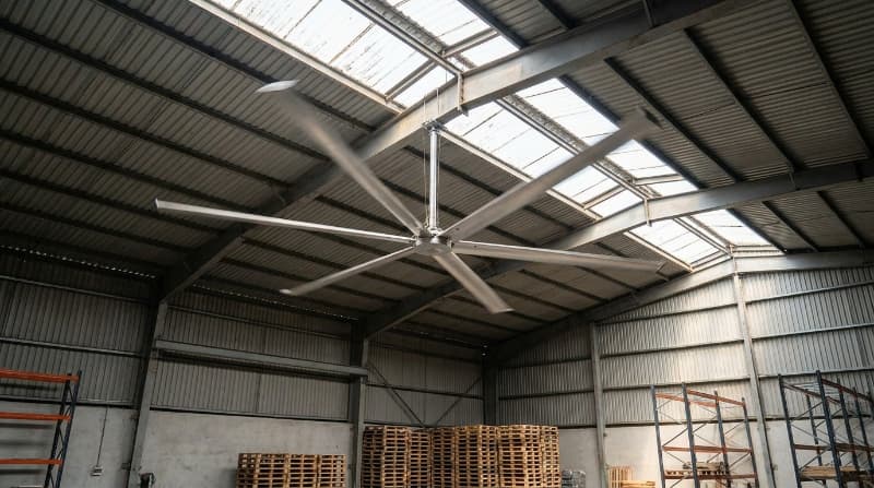 Quạt trần công nghiệp HVLS tạo đối lưu không khí hiệu quả cho nhà xưởng và kho bãi.