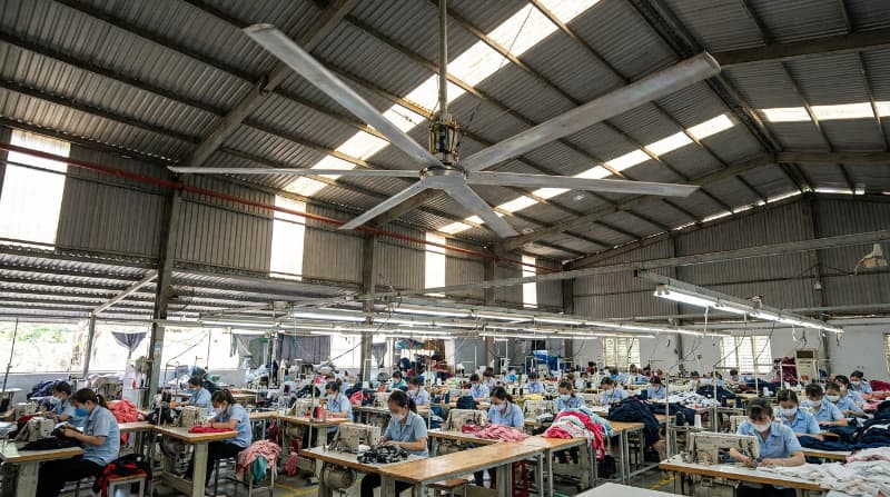 Quạt trần sải cánh lớn làm mát diện rộng, lý tưởng cho xưởng may đông công nhân.