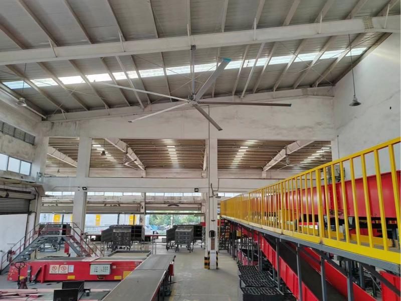 Quạt trần công nghiệp sải cánh lớn giúp làm mát diện rộng hiệu quả cho các nhà xưởng sản xuất có trần cao.