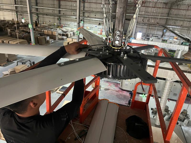 Các chi tiết từ cánh quạt, motor đến bộ treo đều được kiểm tra tỉ mỉ trong quá trình lắp đặt nhằm đảm bảo độ chịu lực tốt nhất.