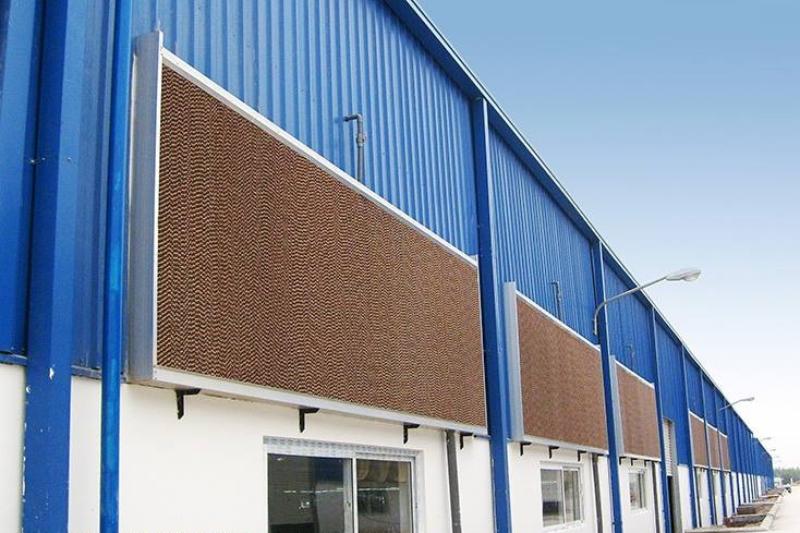 Hệ thống làm mát cooling pad 3 Hệ thống tấm cooling pad được lắp đặt bên ngoài tường nhằm tối ưu hóa diện tích và đón luồng khí tươi.