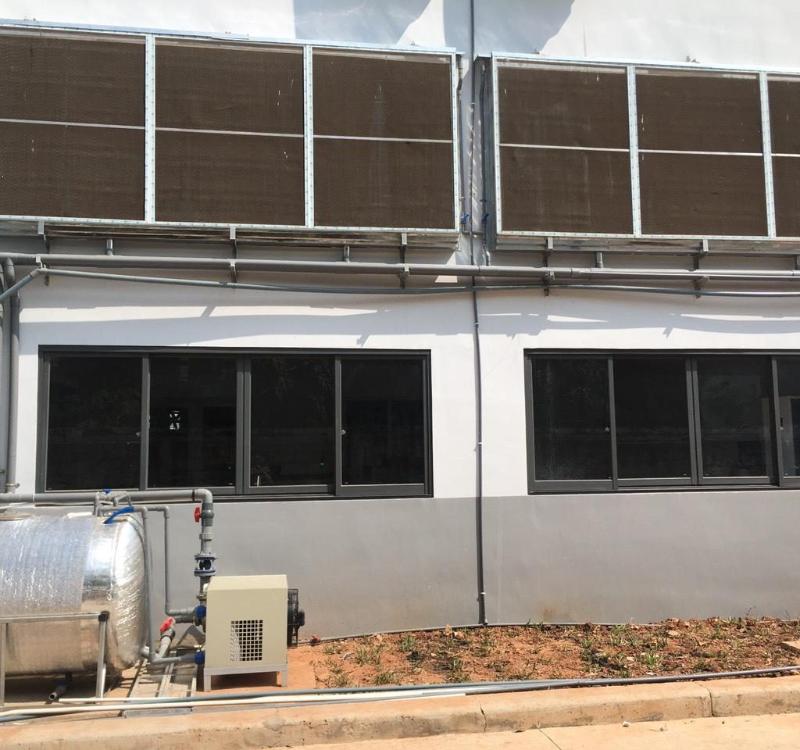 Hệ thống làm mát cooling pad 7 Lắp đặt hệ thống bồn chứa, máy bơm và đường ống cấp hồi nước tuần hoàn cho dàn cooling pad.