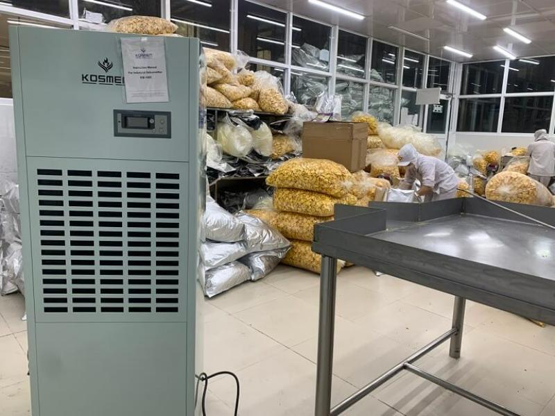 Máy hút ẩm công nghiệp chính hãng, công suất lớn 6 Máy hút ẩm công nghiệp giúp kiểm soát độ ẩm trong khu vực sơ chế và bảo quản thực phẩm