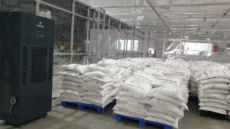 Máy hút ẩm công nghiệp chính hãng, công suất lớn 5 Máy hút ẩm công nghiệp giúp hạn chế ẩm mốc và bảo vệ nguyên liệu lưu trữ trong kho