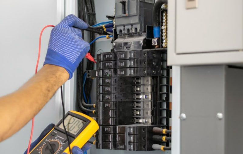 11 Dấu hiệu cho thấy hệ thống thông gió nhà xưởng cần được nâng cấp 5 Khi hệ thống thông gió nhà xưởng xuống cấp, các thiết bị điện sẽ dễ bị hỏng hóc