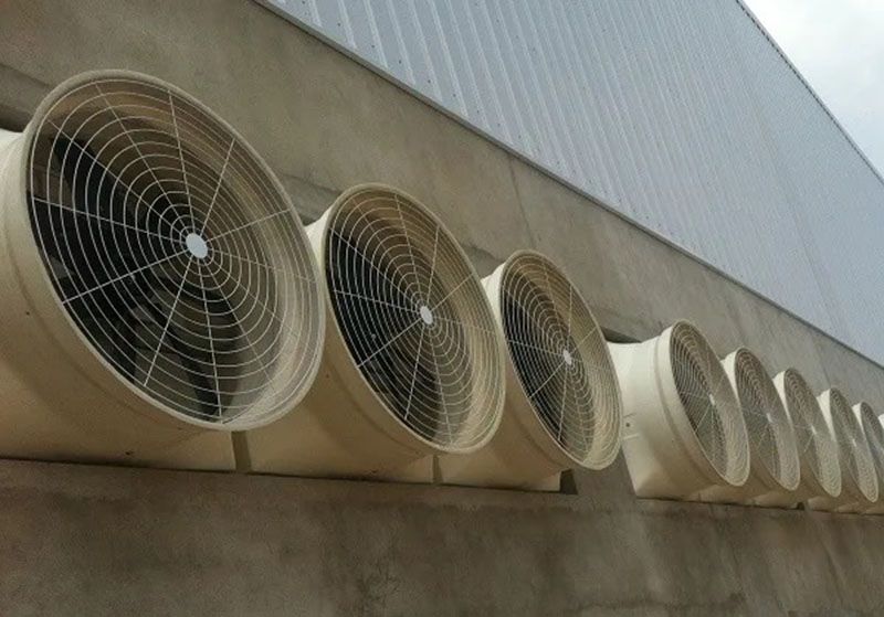 Quạt hút công nghiệp tròn chính hãng, giá tốt 2026 10 Quạt hút công nghiệp tròn được lắp đặt trong nhà xưởng, khu công nghiệp