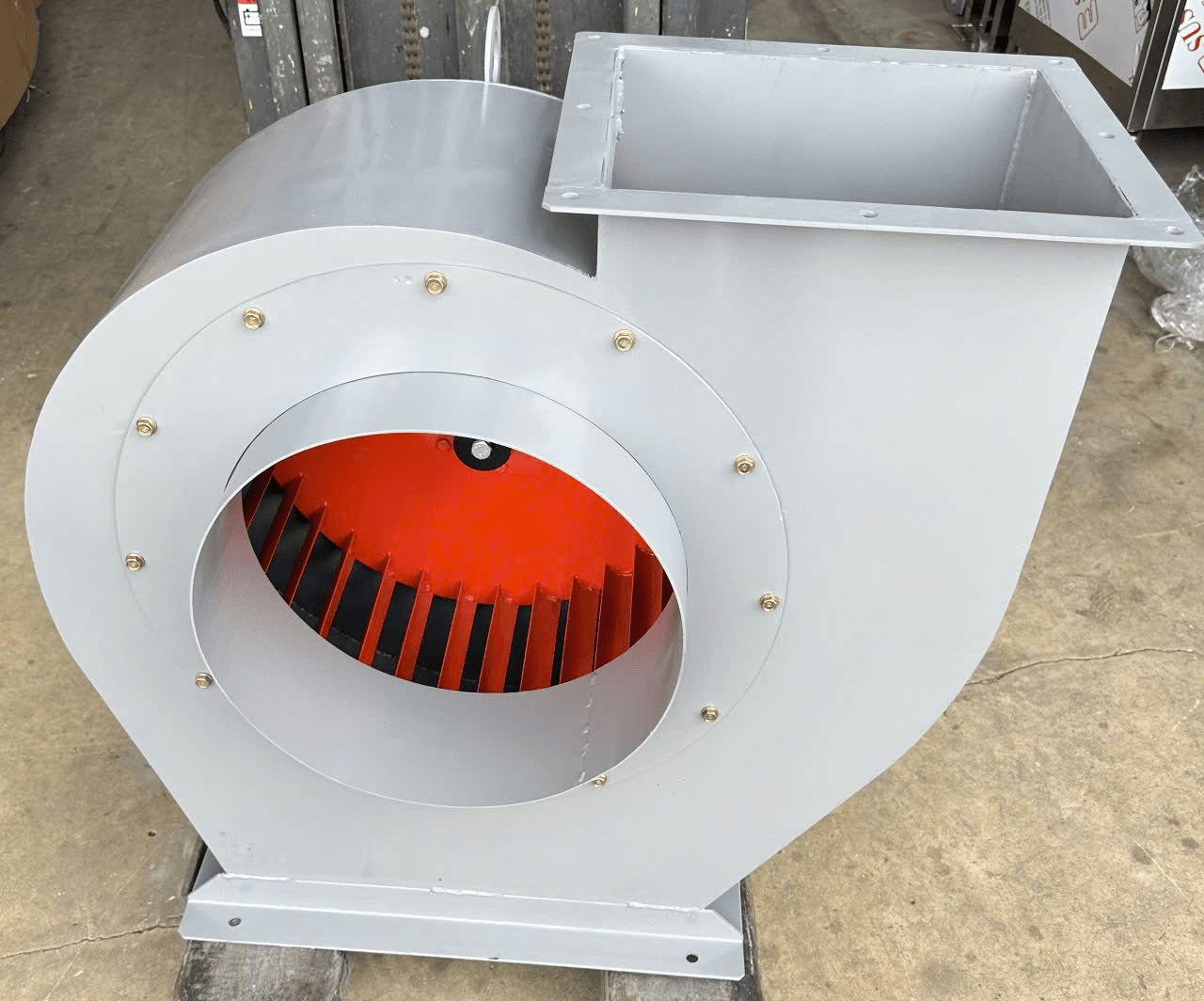 Cấu thực tế mặt trước của quạt ly tâm trung áp với thiết kế chắc chắn, đồng bộ.