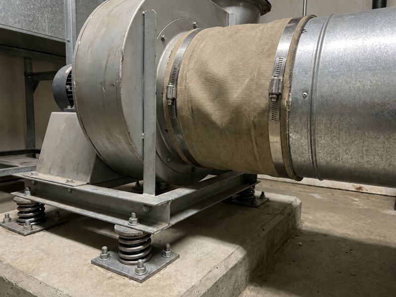 Cổ bạt mềm và lò xo giảm chấn giúp triệt tiêu tiếng ồn, ngắt rung động vào đường ống.