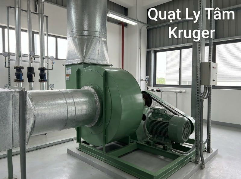 Cách chọn đúng dòng quạt ly tâm Kruger cho từng hệ thống 2026 1 Mẫu quạt ly tâm Kruger lắp hoàn chỉnh trong phòng máy HVAC, đáp ứng nhu cầu cấp gió tòa nhà.