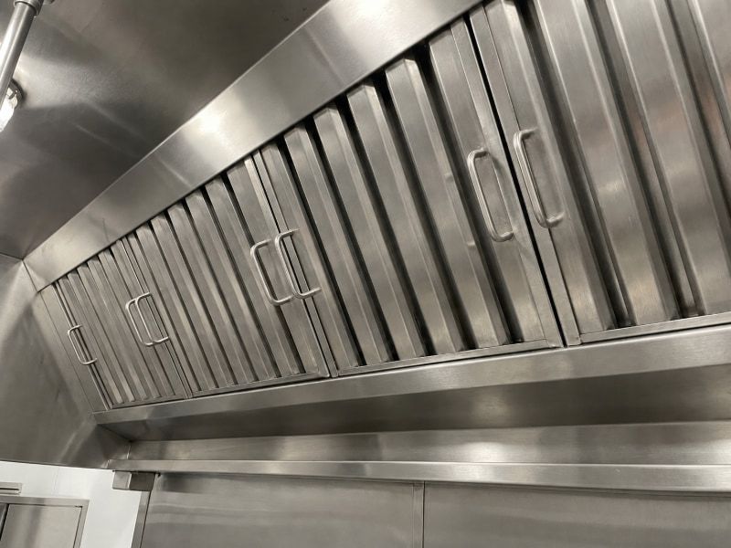 Phin lọc mỡ inox nan nghiêng giúp giữ lại dầu thừa và bảo vệ động cơ quạt.