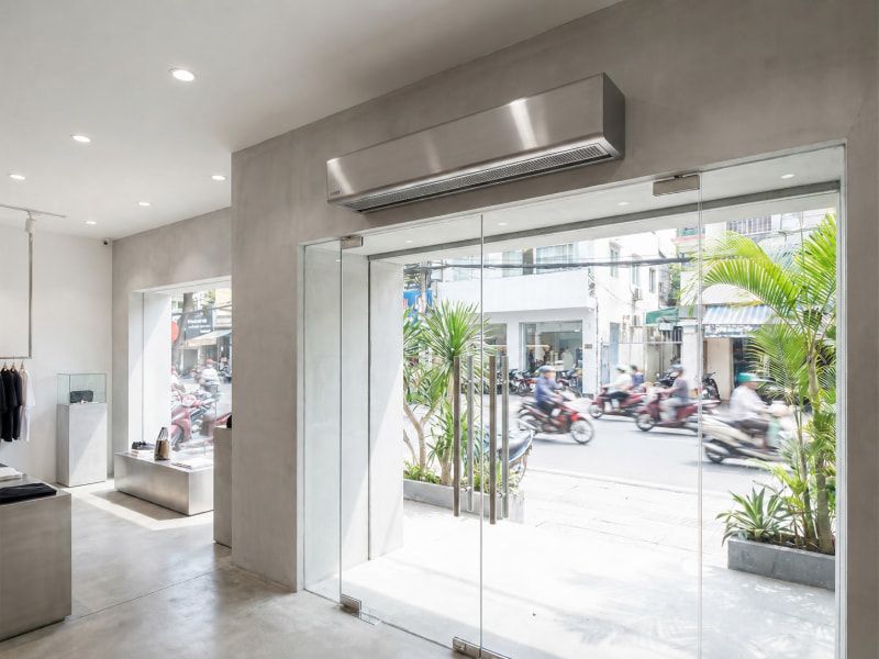 Cách lắp đặt quạt cắt gió đúng kỹ thuật qua 7 bước đơn giản 1 Quạt cắt gió lắp hoàn thiện phía trên cửa kính giúp ngăn hơi nóng và bụi bẩn hiệu quả.