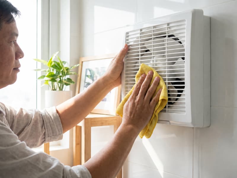 Cách chọn đúng quạt thông gió 2 chiều cho từng không gian 5 Vệ sinh cánh quạt định kỳ giúp duy trì lực hút thổi ổn định và giảm tiếng ồn vận hành.