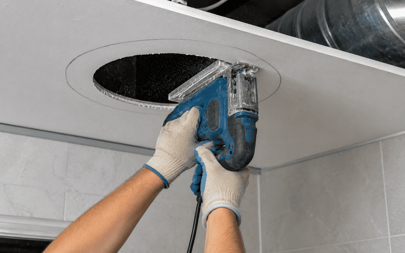 Cách lắp quạt hút mùi nhà vệ sinh đúng kỹ thuật chỉ trong 15 phút 5 Khoét lỗ theo kích thước đã đánh dấu