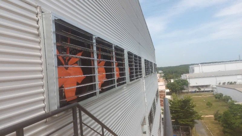 7 Lợi Ích Quạt Hút Công Nghiệp Giúp Thông Gió Nhà Xưởng Hiệu Quả 3 Khử mùi hôi và kiểm soát độ ẩm không khí trong xưởng