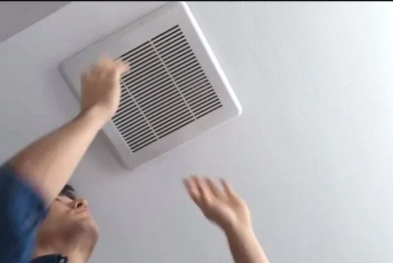 Lắp quạt hút gắn tường hoặc gắn trần