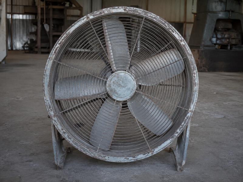 Có Nên Mua Quạt Công Nghiệp Cũ? 7 Rủi Ro Cần Biết 4 quat cong nghiep cu 4