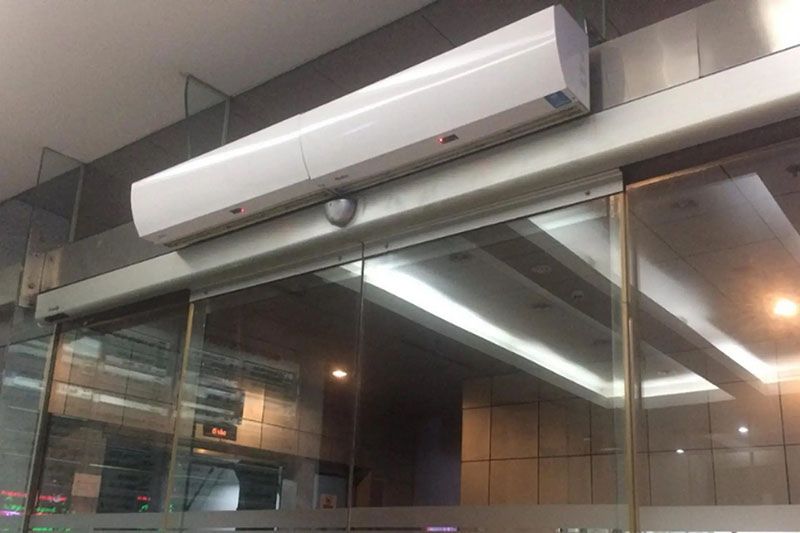 Quạt cắt gió là gì? Cấu tạo, nguyên lý hoạt động, ứng dụng 4 Quạt cắt gió được sử dụng cho các cửa hàng, siêu thị, trung tâm thương mại