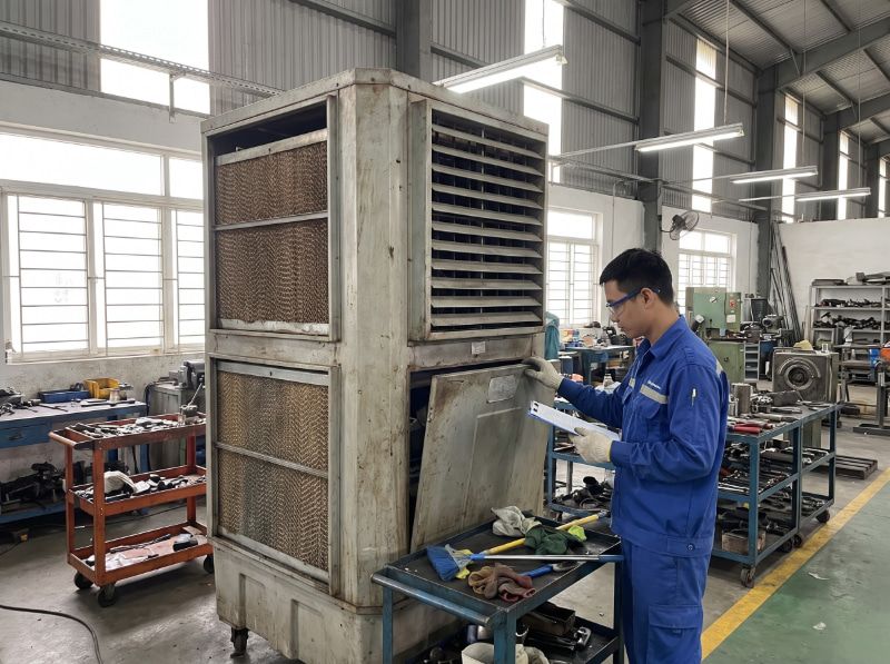 Đánh giá tổng thể tình trạng bám bụi để chọn mức độ vệ sinh phù hợp trước khi tháo máy.