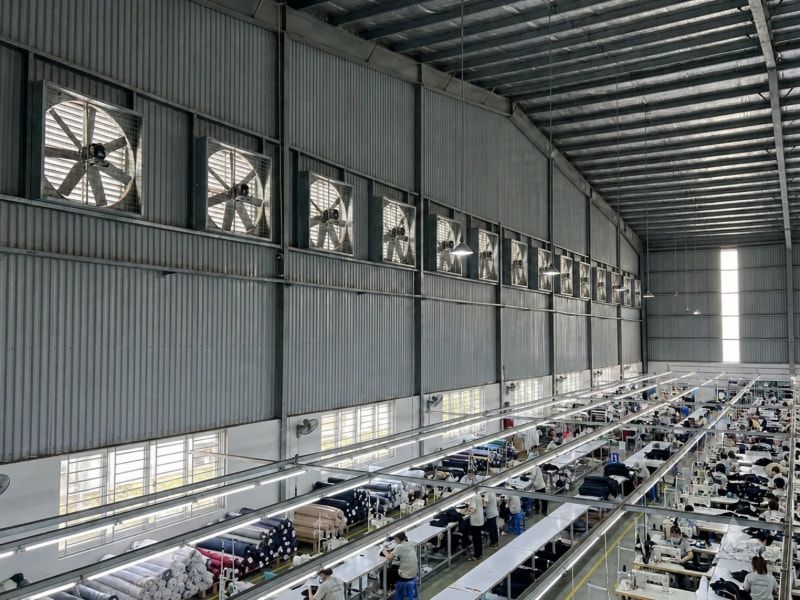 Dãy quạt thông gió gắn tường xưởng mở, trực quan hóa cách tính lưu lượng khí dựa theo thể tích thực.