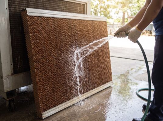 Dùng dòng nước nhẹ xối dọc theo khe tấm làm mát, tránh vòi áp lực mạnh gây rách biến dạng.