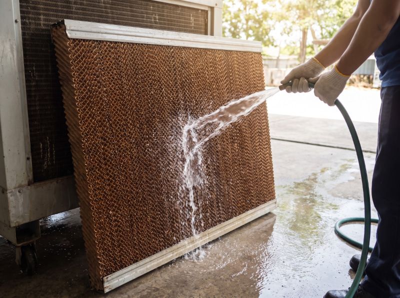Dùng dòng nước nhẹ xối dọc theo khe tấm làm mát, tránh vòi áp lực mạnh gây rách biến dạng.