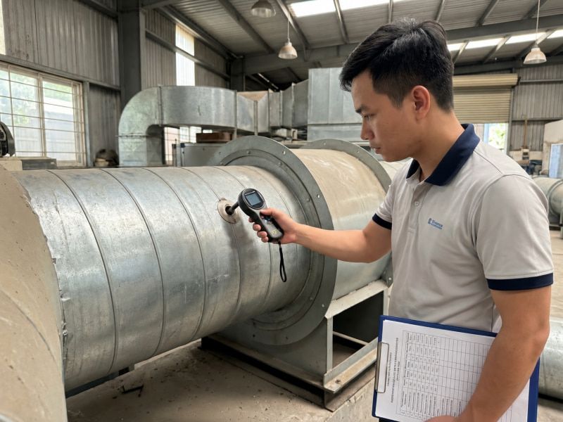 Kiểm tra độ rung và bụi bám định kỳ giúp quạt vận hành bền bỉ tại đúng điểm làm việc.