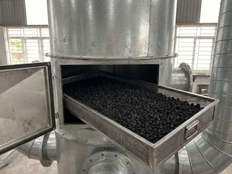 Cách tính khối lượng than hoạt tính theo công thức và ví dụ 4 Lưu lượng khí từ quạt và thời gian tiếp xúc yêu cầu quyết định trực tiếp thể tích lớp than cần thiết kế.
