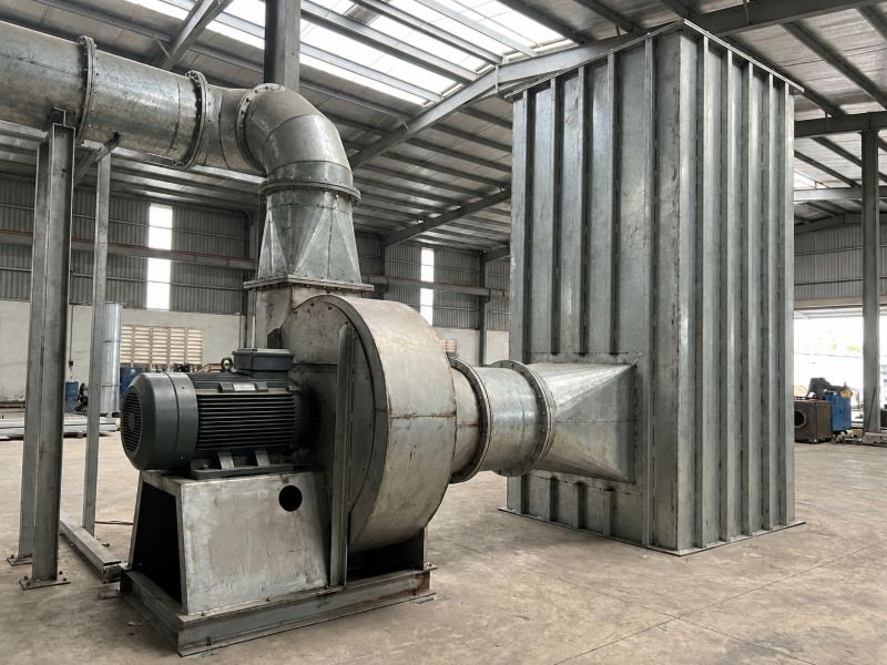 Cách tính khối lượng than hoạt tính theo công thức và ví dụ 5 Phân bổ đều khối lượng than vào từng khay giúp duy trì chiều dày lớp vật liệu đồng nhất và lưu thông khí ổn định.