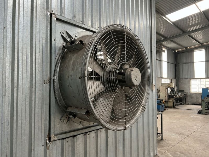 Quạt hướng trục lắp vách xưởng, giúp phân biệt công suất tiêu thụ của motor với lưu lượng gió tạo ra.