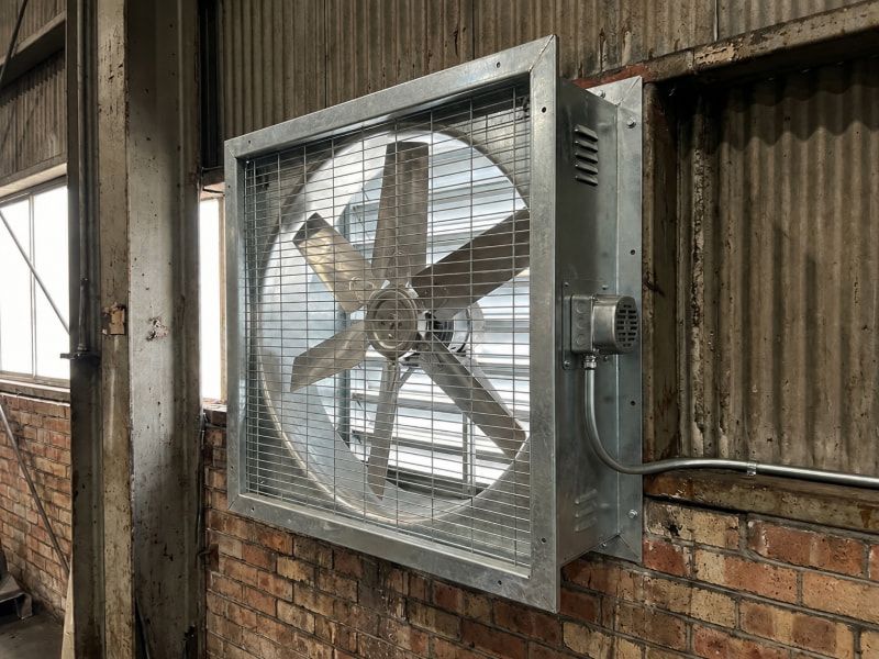 Quạt hút vuông 1100x1100 công suất 550W gắn tường xưởng, làm căn cứ tính điện năng 132 kWh/tháng