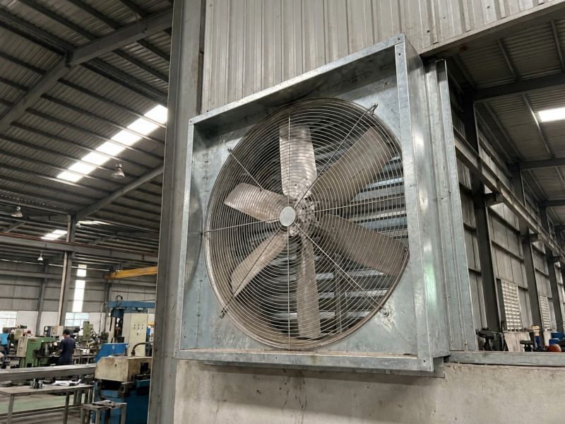 Quạt hút vuông gắn tường nhà xưởng đáp ứng lưu lượng gió lớn và nhu cầu vận hành bền bỉ.