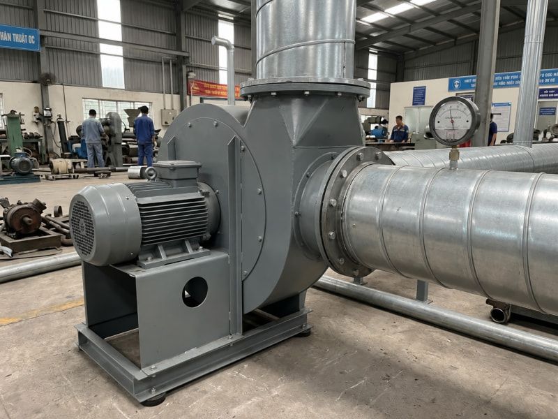 Quạt ly tâm công nghiệp tạo cột áp đẩy dòng khí qua hệ thống ống gió thực tế trong nhà xưởng.