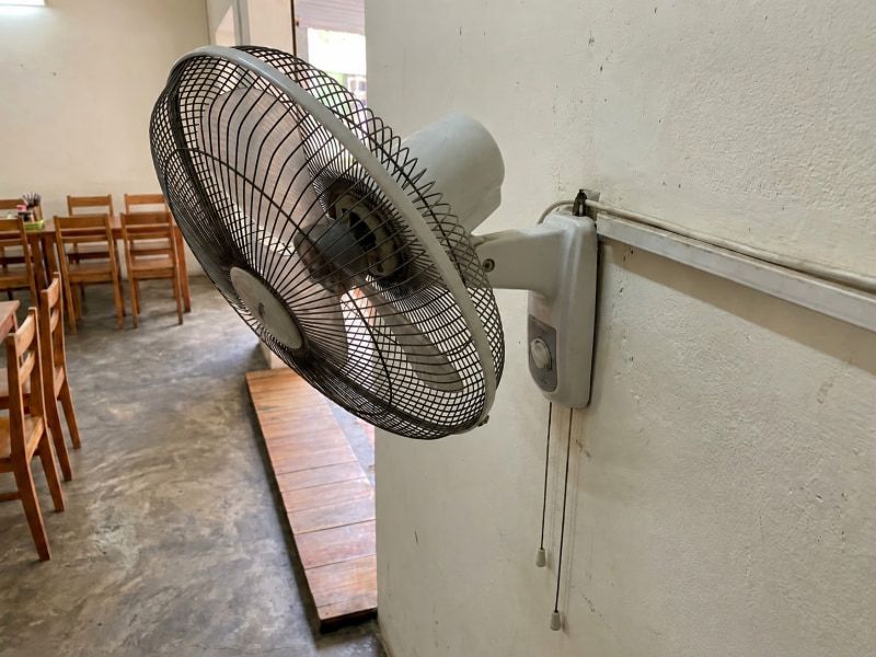 Quạt treo tường cố định trên cao, giúp giải phóng diện tích sàn và lối đi cho không gian hẹp.