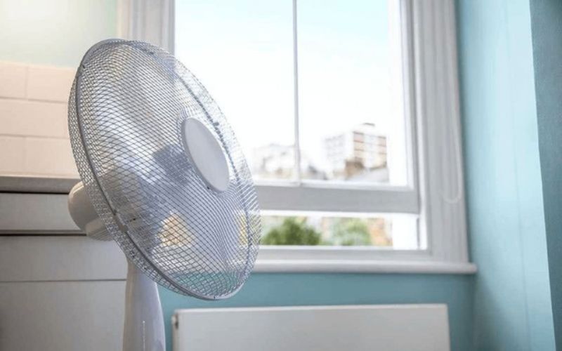 Dùng quạt điện để hỗ trợ đẩy khí nóng ra ngoài
