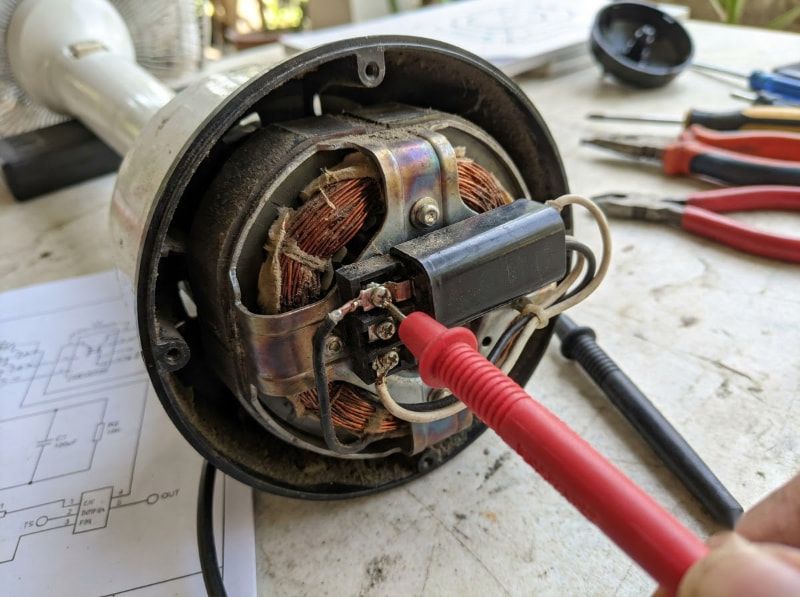 Quạt điện bị kêu và cách xác định lỗi để xử lý an toàn hơn 5 Động cơ quá nhiệt hoặc tụ điện lỗi phát tiếng ù là dấu hiệu cần ngắt điện và chuyển kỹ thuật viên xử lý.