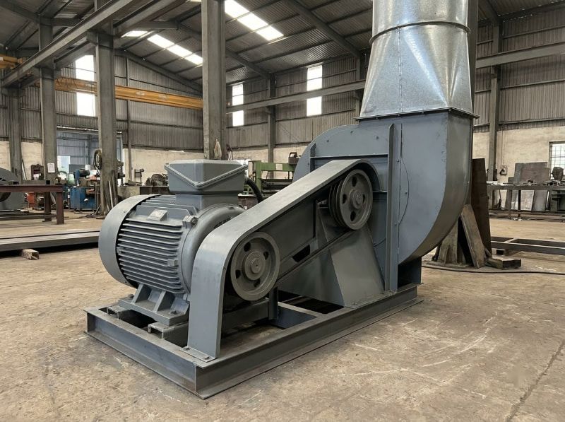 Cách nhận biết motor bao nhiêu ngựa khi còn hoặc mất tem 5 Hệ thống động cơ điện truyền động dây đai kết nối với quạt thông gió công nghiệp trong nhà xưởng
