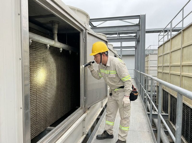 Hệ thống cooling tower gồm những gì và hoạt động ra sao 5 Kiểm tra định kỳ khối đệm và đầu phun giúp ngăn ngừa đóng cặn, duy trì hiệu suất trao đổi nhiệt.