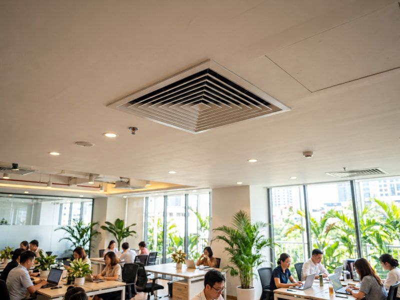 Miệng cấp gió tươi âm trần giúp phân phối đều luồng không khí ngoài trời đã lọc vào không gian làm việc kín.