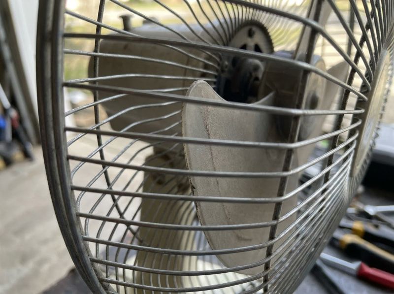 Quạt điện bị kêu và cách xác định lỗi để xử lý an toàn hơn 2 Quan sát khe hở giữa cánh và lồng quạt giúp phát hiện sớm tình trạng cong vênh gây tiếng cạ lạch cạch.