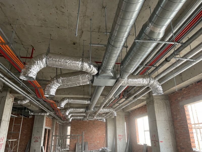 Tuyến ống gió bọc cách nhiệt treo âm trần giúp dẫn và phân bổ lưu lượng khí tươi đồng đều đến từng vị trí.