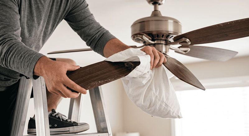 Chuẩn bị đầy đủ dụng cụ để lau quạt trần